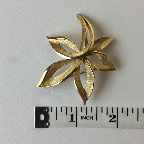 Vintage Trifari Gold Tone Leaf Brooch - Picture 8 of 8
